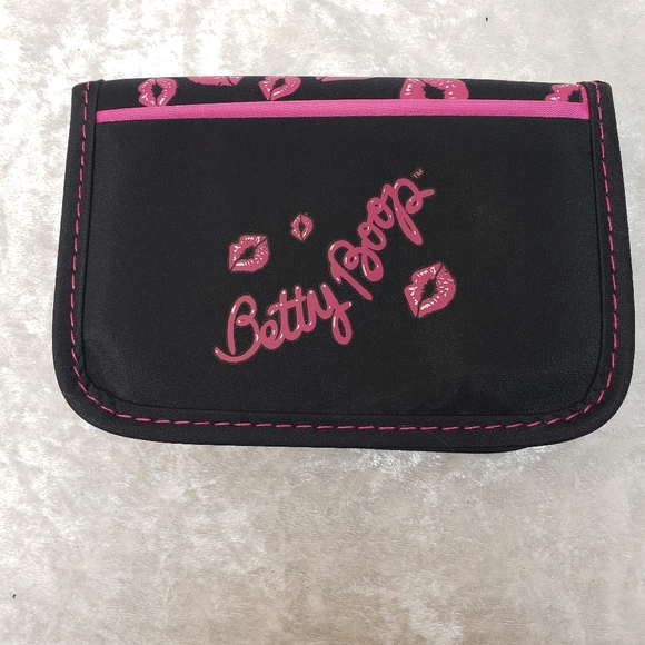 Betty Boop Lot - Lunch Box, 2 Mugs, and Wallet - Picture 3 of 9